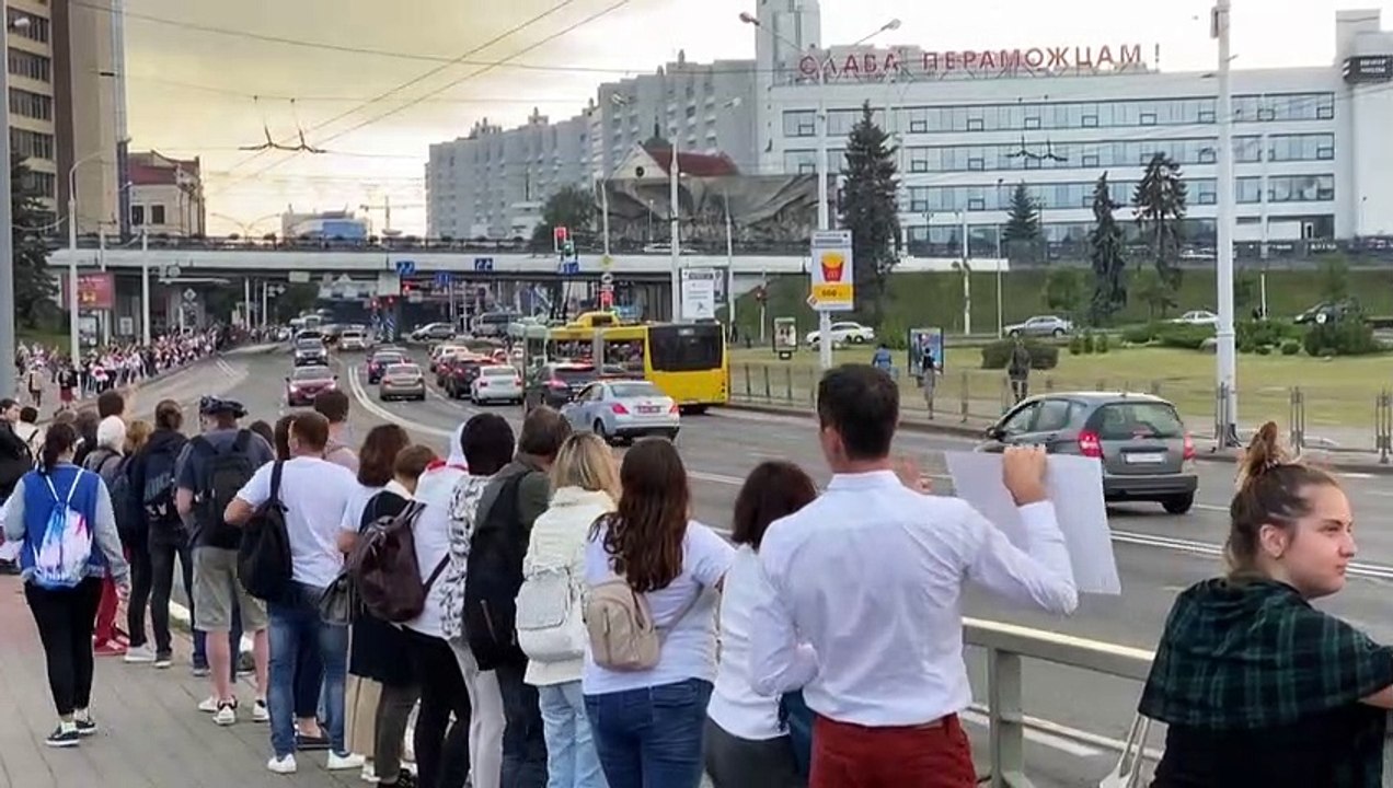 Belarus: Demonstranten formen Menschenkette in Minsk