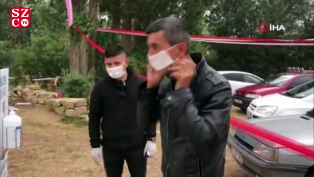 Damattan davetlilere maske ve dezenfektan ikramı