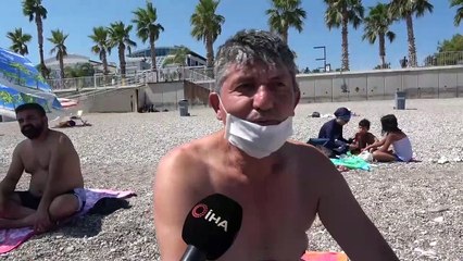 Konyaaltı Sahili’nde sosyal mesafeli deniz keyfi