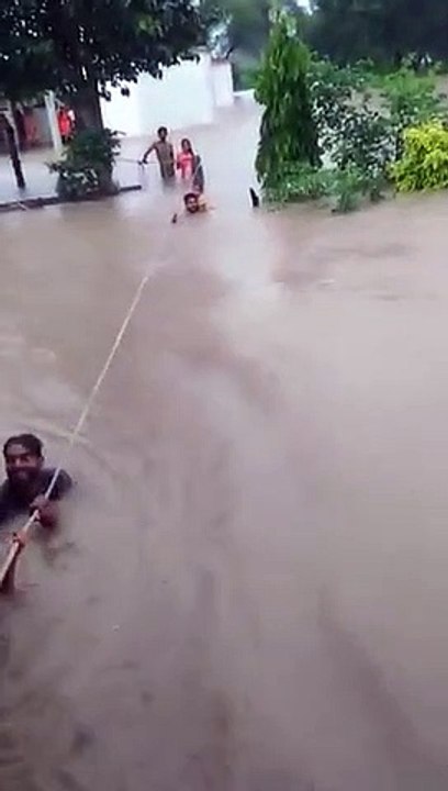 शुजालपुर के मंदिर में पानी में गिरी महिलाएं, ग्रामीणों ने किया रेस्क्यू