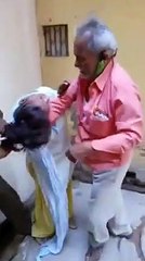 पिता और बहन को युवक ने जमकर पीटा, पिटाई का वीडियो वायरल