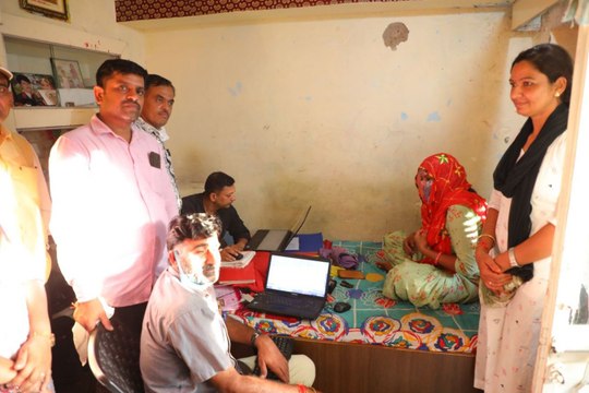 17 हजार रुपए रिश्वत लेते महिला पटवारी गिरफ्तार