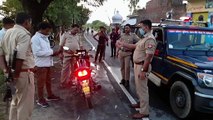 हैलमेट नहीं पहनने पर पुलिस ने काटा चालान