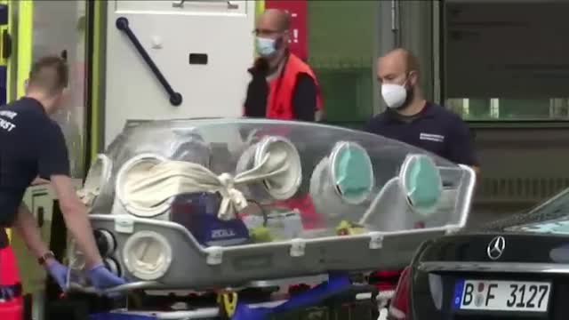 El opositor ruso Alexei Navalny llega a Berlín para ser tratado en Alemania