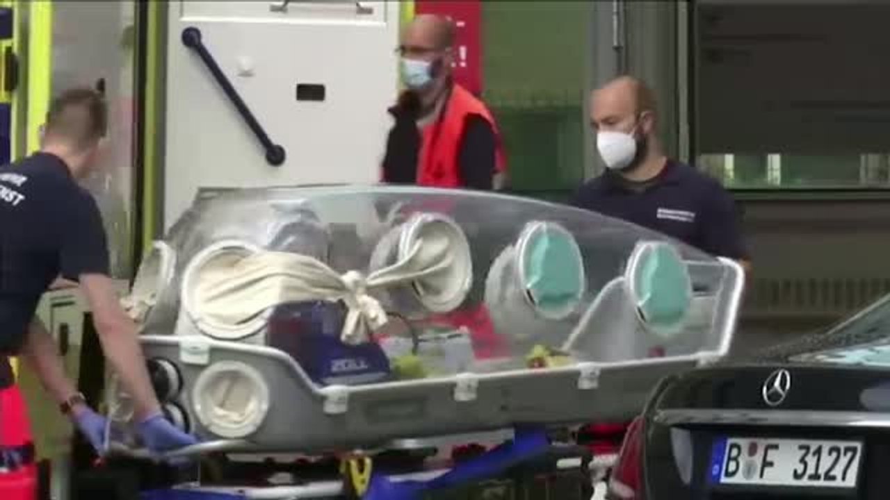 El opositor ruso Alexei Navalny llega a Berlín para ser tratado en Alemania