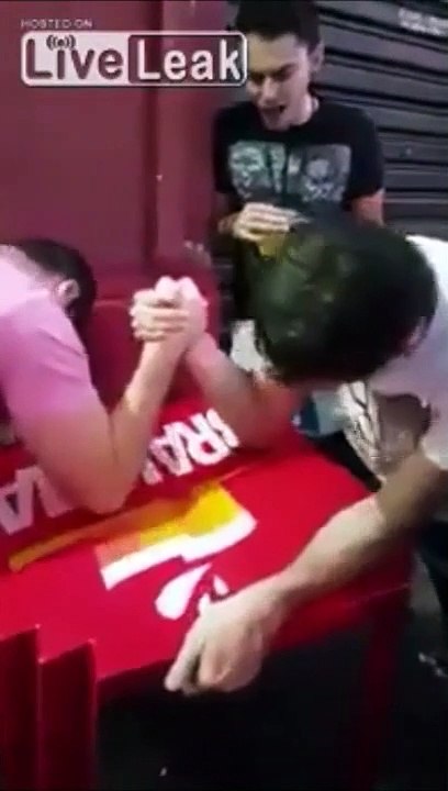 Les concours de bras de fer ce n'est pas fait pour les petits bras