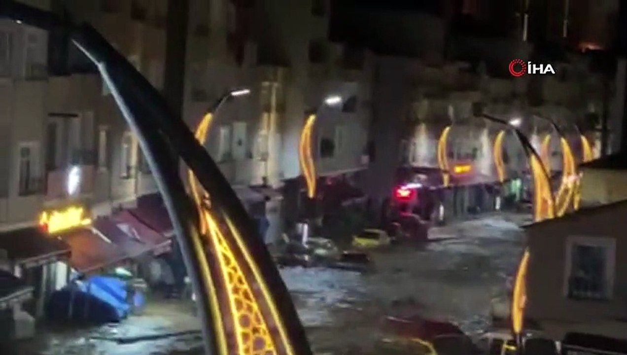 Giresun'un Dereli ilçesinde sel...Akkaya Deresi taştı, sel suları kamyonet, otomobil, büfe önüne kattığını sürükleyerek götürdü