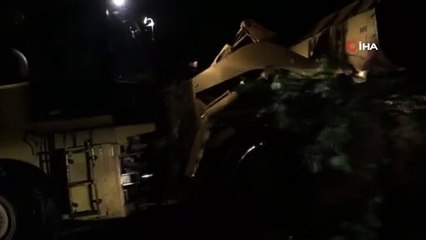 Rize’de şiddetli yağış...Derecik Köyü’nde yollar kapandı, bir araç toprak altında kaldı
