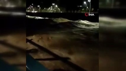 Rize’de şiddetli yağış...Derecik Köyü’nde yollar kapandı, bir araç toprak altında kaldı