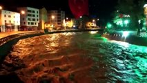 Giresun-Sivas karayolu taşan dere suları nedeniyle ulaşıma kapandı