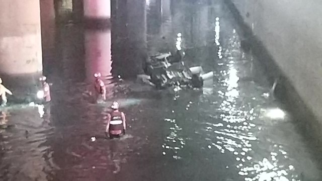 부산에서 승용차 5m 다리 아래로 추락 / YTN