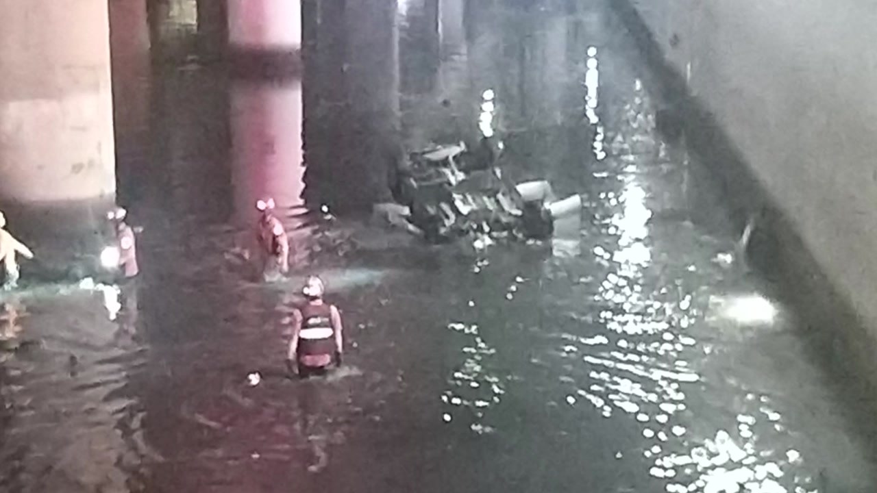 부산에서 승용차 5m 다리 아래로 추락 / YTN