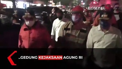 Anies Tinjau Langsung Kebakaran Gedung Kejagung RI