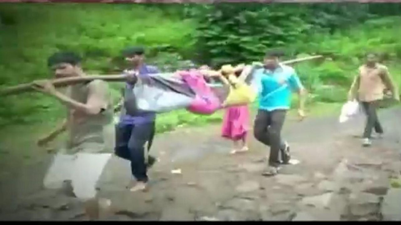 Flood: Pregnant lady taken to hospital on makeshift cart