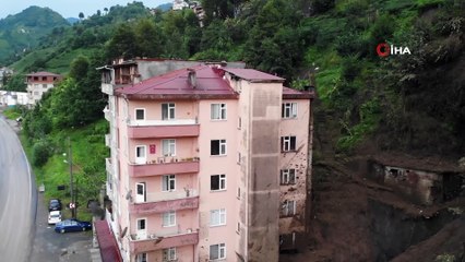 Çöken yollar, toprak altında kalan evler, çamura saplanmış araçlar... Rize'deki selin şiddeti gün ağarmasıyla böyle görüntülendi