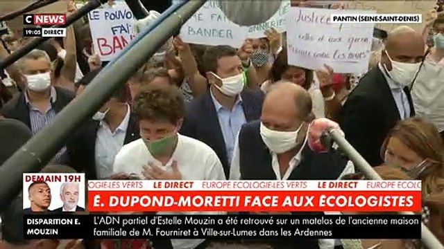 Entouré de pancartes hostiles, le Ministre de la Justice Eric Dupont-Moretti est interpellé par des militants verts en arrivant à leur Université d'été