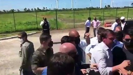 Gros malaise : Jair Bolsonaro confond un nain avec un enfant et le prend sur ses épaules