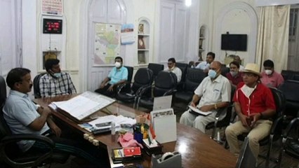 जिलाधिकारी ने अधिकारियों के साथ की बैठक