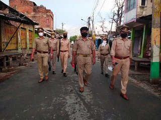 Descargar video: आगामी त्योहारों को लेकर पुलिस ने निकाला फ्लैग मार्च