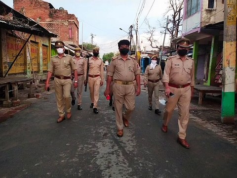 आगामी त्योहारों को लेकर पुलिस ने निकाला फ्लैग मार्च