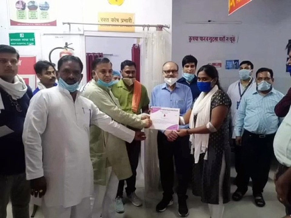 जिला अध्यक्ष ने रक्तदान करने वाले लोगों को किया सम्मानित