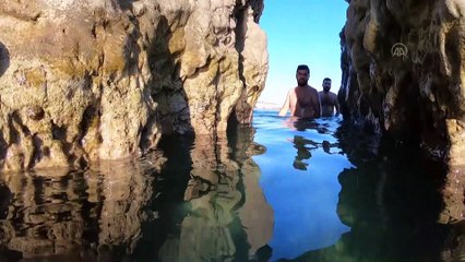 Alaçatı'da rüzgar ve dalgaların oluşturduğu güzellik: Delikli Koy - İZMİR