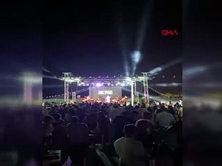 Konserde sosyal mesafe ve maske unutuldu