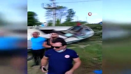 Yoldan çıkan otomobil deredeki teknenin üzerine uçtu
