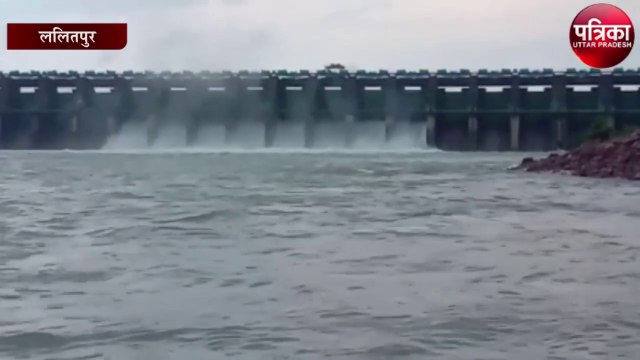 जनपद की कई नदी नालों के उफान आने से जान जोखिम में डालकर निकल रहे हैं ग्रामीण