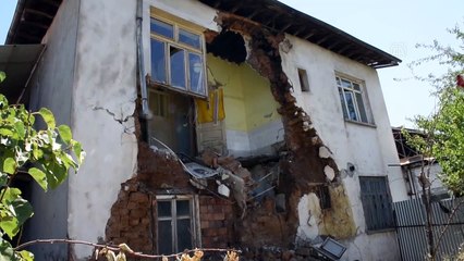 Malatya'da iki katlı kerpiç evin duvarı çöktü