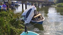 Otomobil nehir kenarındaki teknenin üzerine çıktı 