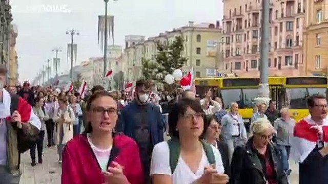 لوكاشنكو يستعين بالجيش والمعارضة تحشد عشرات الآلاف في مينسك