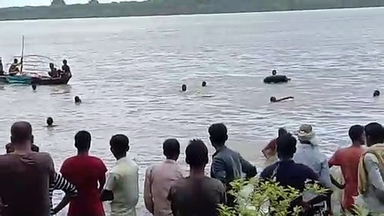 यमुना में डूबा युवक, अभी नहीं मिला कोई सुराग, गोताखोरों की तलाश जारी