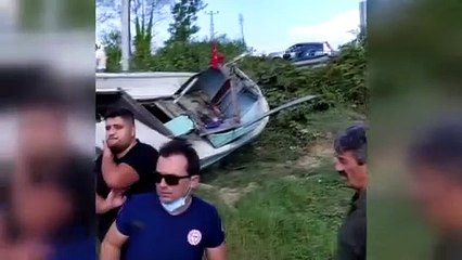 Yoldan çıkan otomobil Melen Çayı'ndaki teknenin üzerine düştü - DÜZCE