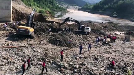 Sele kapılan askerlerle iş makinesi operatörünü arama çalışmaları sürüyor (4) - GİRESUN