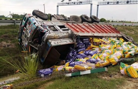 अनियंत्रित होकर ट्रक पलटा, चालक परिचालक घायल