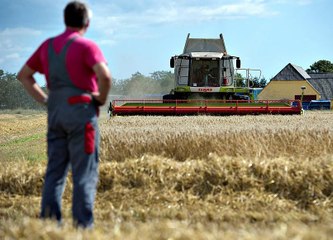 Un agriculteur refuse de vendre ses terres et se retrouve entouré de batiments