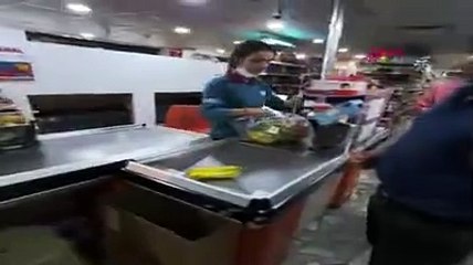 Maskesini çenesinin altına takan kasiyer ile müşteri tartıştı: Bas git!
