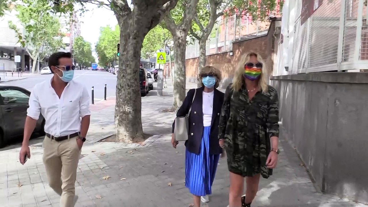 Mila Ximénez de paseo con Belén Rodríguez y Ant...