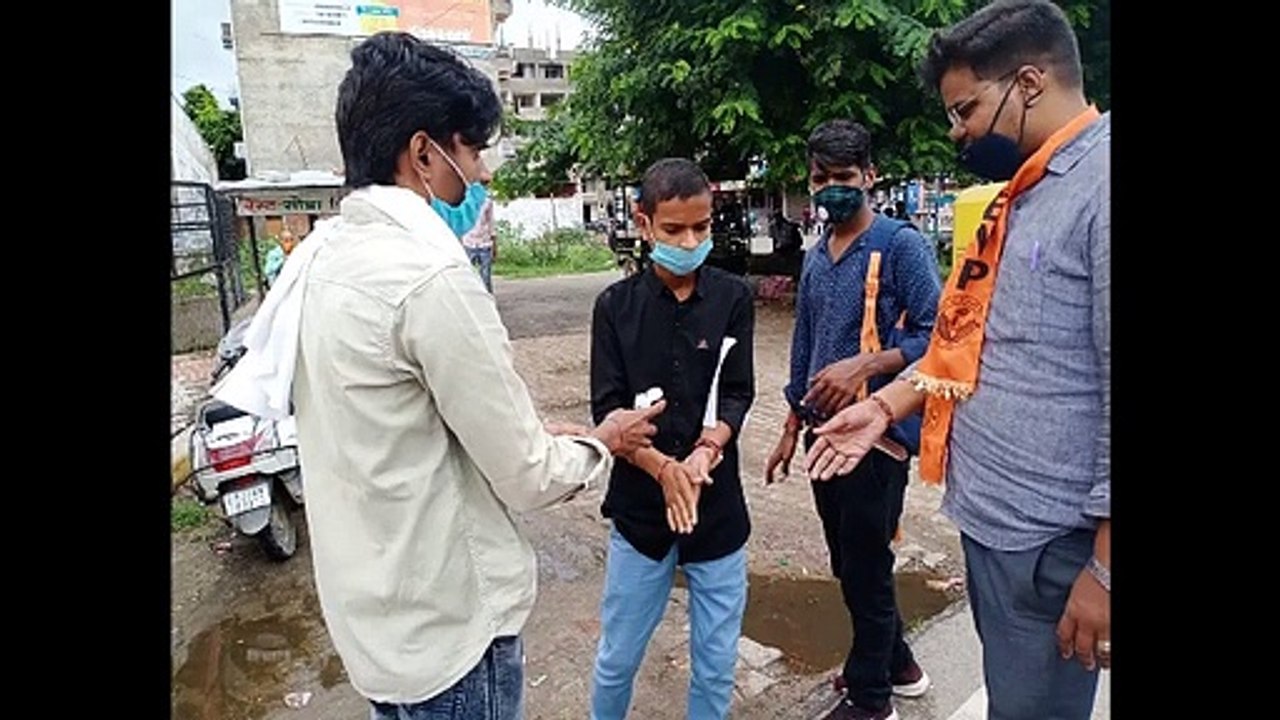 परीक्षार्थियों को वितरित किए मास्क और सेनेटाइजर, जारी किए हेल्पलाइन नंबर