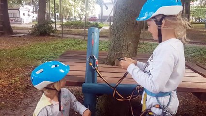 Sophia e Isabella Brincando e se Divertindo no Parque