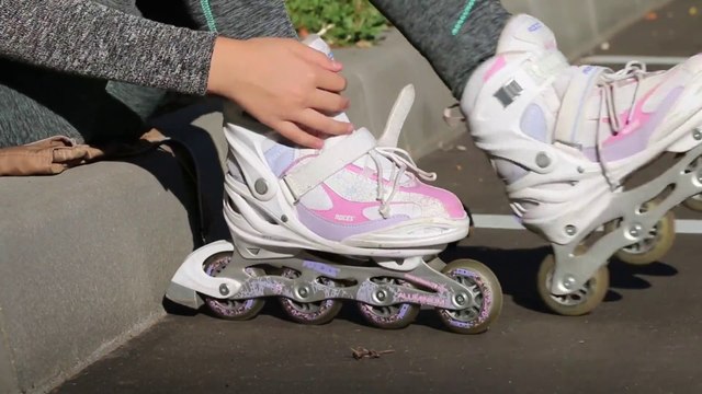 How To Spin On Your Rollerskates l Girl Does Amazing Pole Dance Wearing Roller Skates l