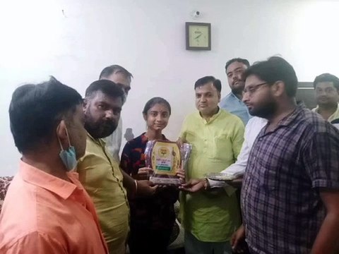 इटावा: भाजपा जिला अध्यक्ष ने छात्रा को किया सम्मानित