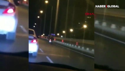 İki genç kızın trafikte tehlikeli yolculuğu
