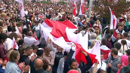 Lukaschenko zeigt sich während Massenprotesten mit Kalaschnikow