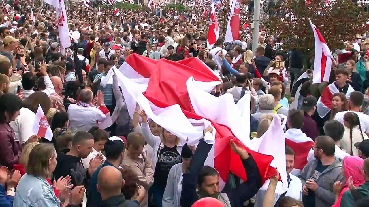 Lukaschenko zeigt sich während Massenprotesten mit Kalaschnikow
