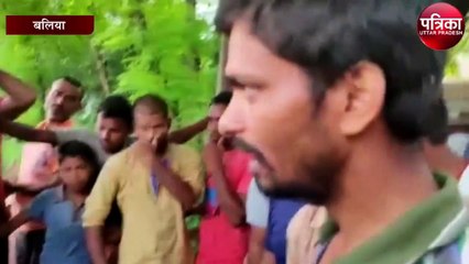 मक्के के खेत में घूम रहे मगरमच्छ को युवकों ने पकड़ा