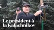 En Biélorussie, le président Alexandre Loukachenko menace ses opposants armé d'un fusil Kalachnikov