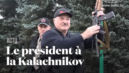 Video herunterladen: En Biélorussie, le président Alexandre Loukachenko menace ses opposants armé d'un fusil Kalachnikov