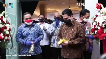 Petugas mengecek jaringan pipa minyak di kilang unit pengolahan V, Balikpapan, Kalimantan Timur.